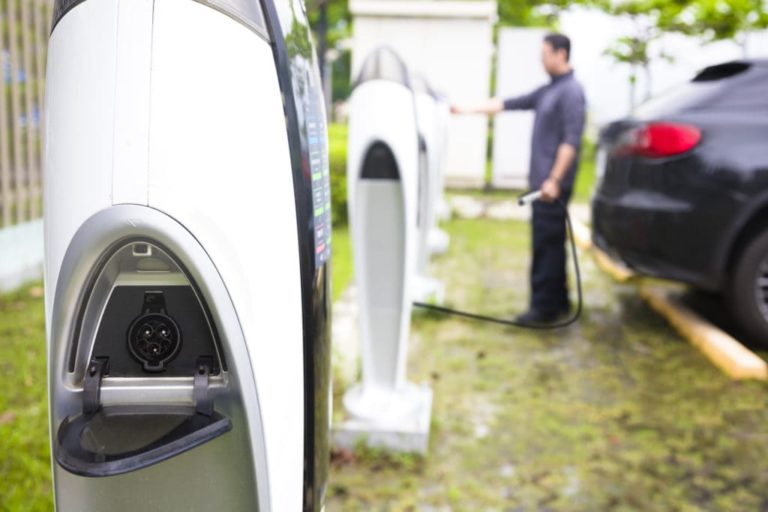 近くのEV充電ステーションを見つける方法